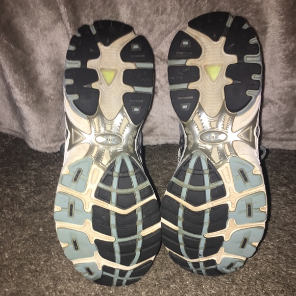 Women’s Brooks - Picture 3 of 4